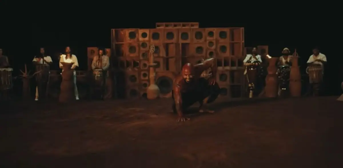 Artista da Paraíba tem obras de cerâmicas expostas em clipe de Anitta e comemora: "a ficha tá caindo"