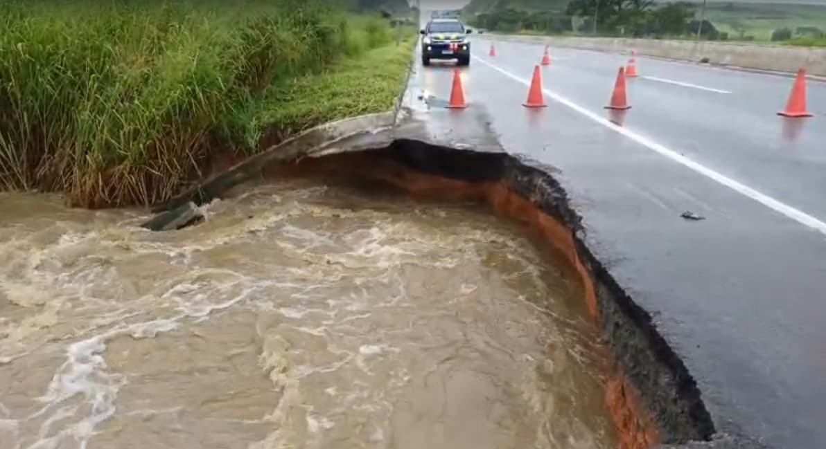 PRF interdita parcialmente BR-101, em Santa Rita, após cratera se abrir no asfalto