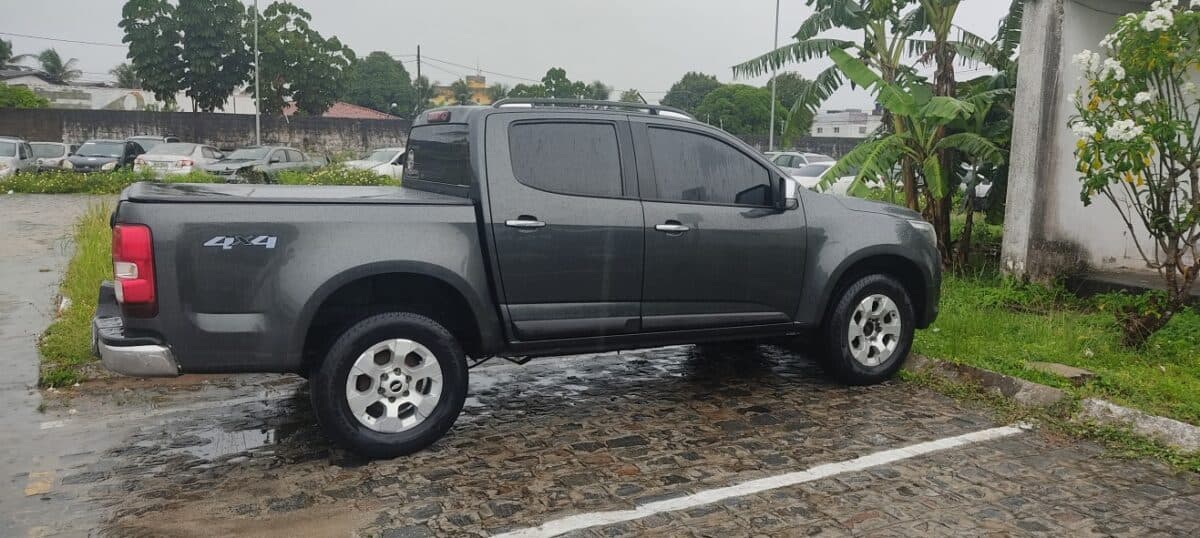 PRF recupera caminhonete roubada e prende motorista na BR-230, em João Pessoa
