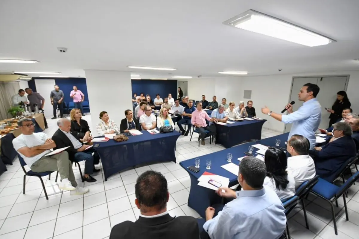 Lucas Ribeiro reúne João Azevêdo, Nabor Wanderley, deputados e secretários para articulação sobre impactos das chuvas