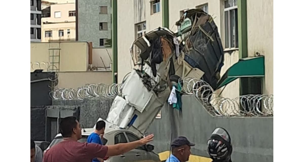 Avião cai, atinge prédio e piloto segue preso às ferragens em Belo Horizonte
