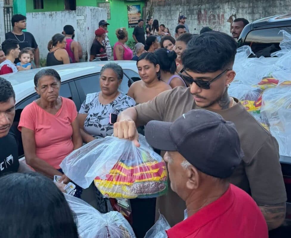 Influenciador Alê Oliveira distribui 200 cestas básicas a famílias atingidas por alagamentos em Bayeux
