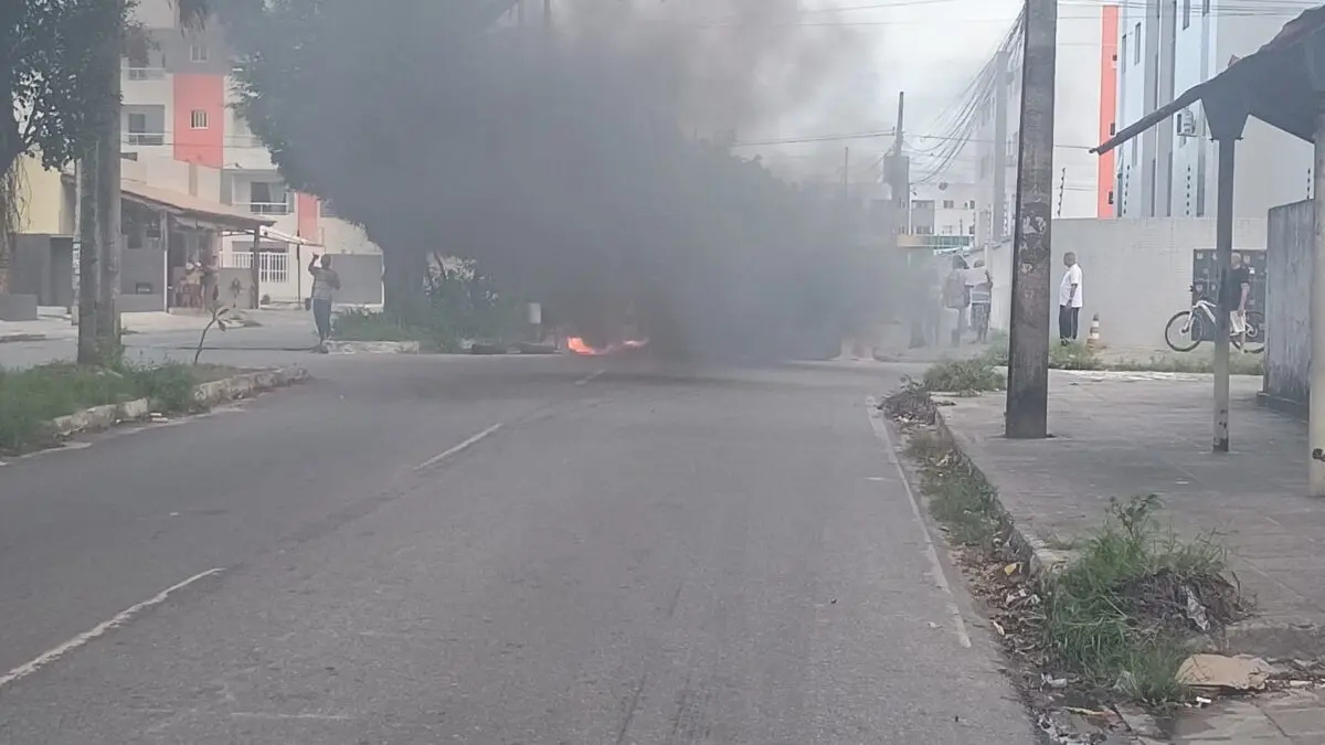 Moradores do Valentina protestam contra danos após temporal e cobram da Prefeitura: "não é chuva, é omissão. Queremos solução"