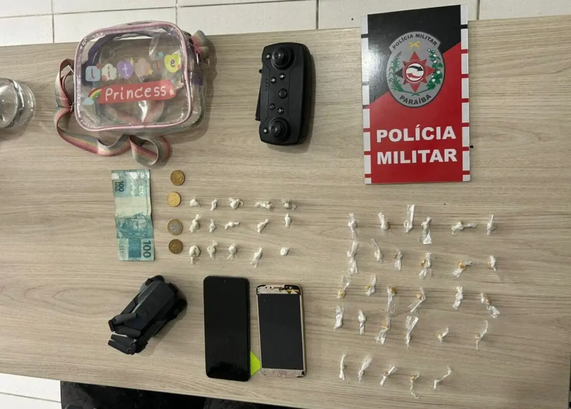 Polícia Militar apreende drogas em residência em Cajazeiras; suspeita foge e abandona criança