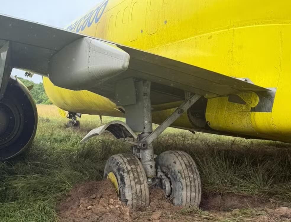Avião cargueiro da Gol sai da pista após pouso em Salvador