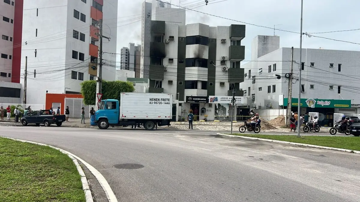 Incêndio atinge apartamento no bairro do Bessa, em João Pessoa
