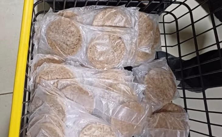 Supermercado é autuado após fiscalização flagrar estoque de hambúrguer vencido no Conde