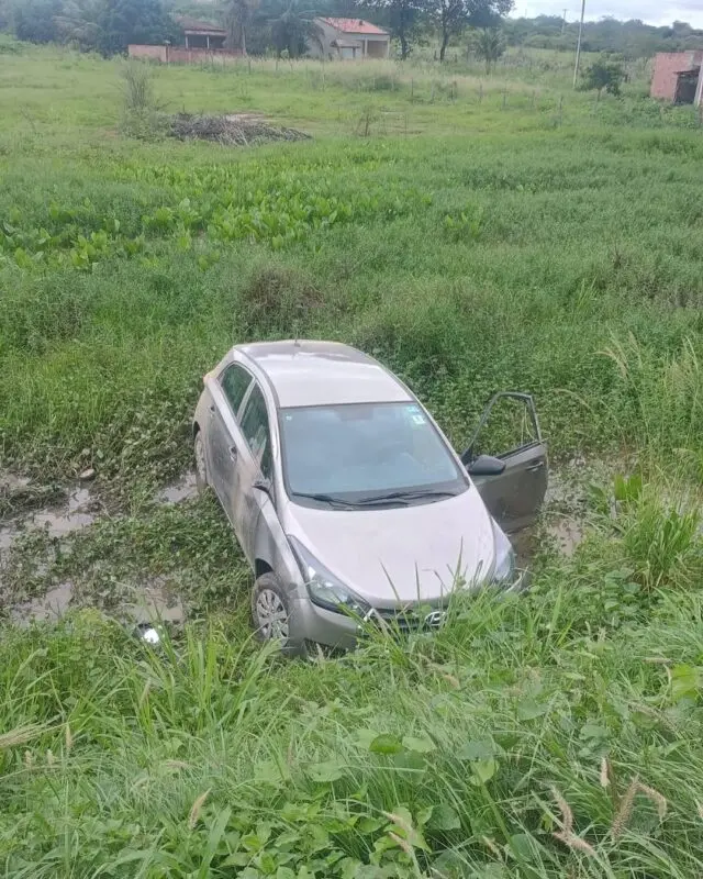 Jovem é preso após ser perseguido pela polícia e capotar carro roubado no Agreste da Paraíba