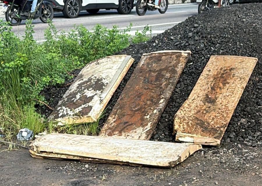 Portas de geladeiras obstruíram rede de drenagem das Três Lagoas e prefeitura remove entulho do local