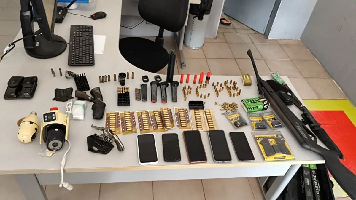 Polícia Civil prende mulher em flagrante com arsenal de armas de fogo e munições no Conde