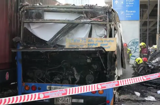 Acidente entre trem e ônibus deixa 8 mortos e 20 feridos em Bangkok, na Tailândia