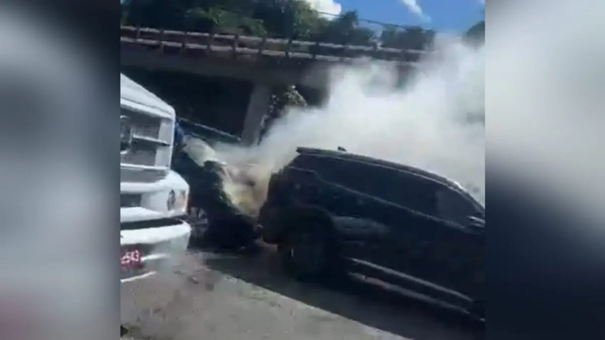 Carro pega fogo após engavetamento com três veículos em frente ao Unipê, na BR-230