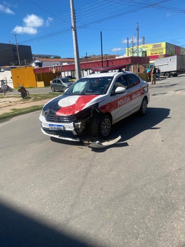 Acidente entre viatura da Polícia Militar e moto deixa mulher ferida em São Bento