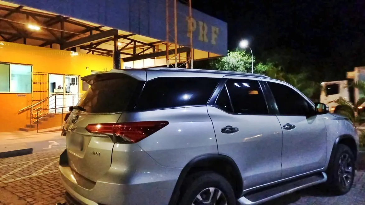 Homem é preso pela PRF com carro clonado, sem habilitação e sob efeito de maconha em Campina Grande