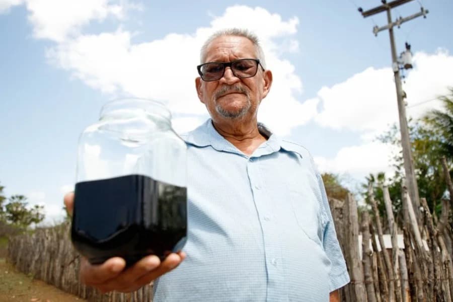 Agricultor encontra petróleo ao invés de água no quintal de sítio no Ceará