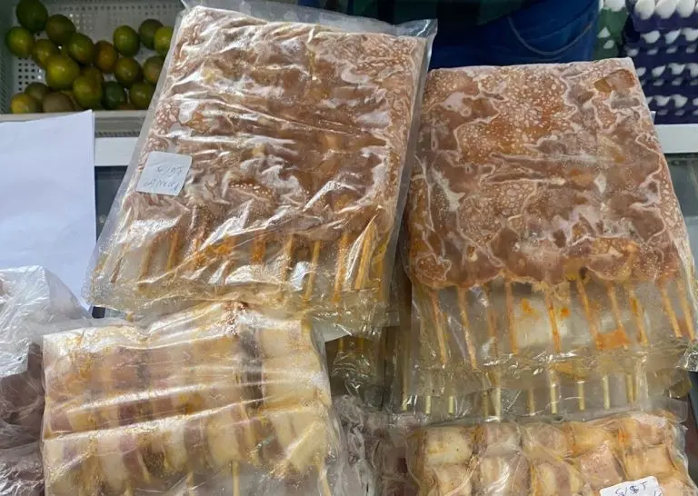 Procon apreende mais de 300 espetinhos sem identificação de validade em padaria de João Pessoa