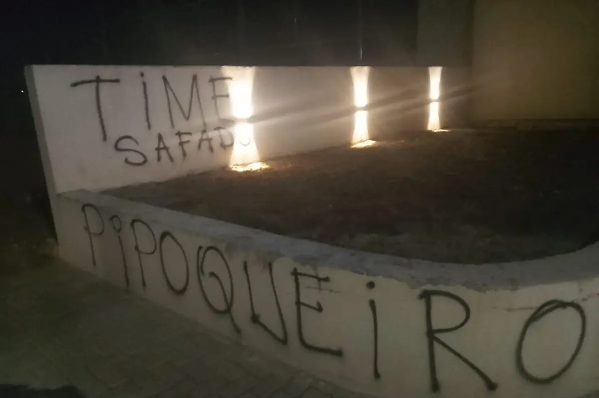 Muros do CT do Botafogo-PB são pichados após sexta derrota seguida na Série C