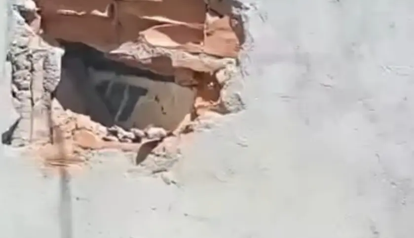 Carreta danifica muro de casa e poste durante manobra em Patos e assusta moradora
