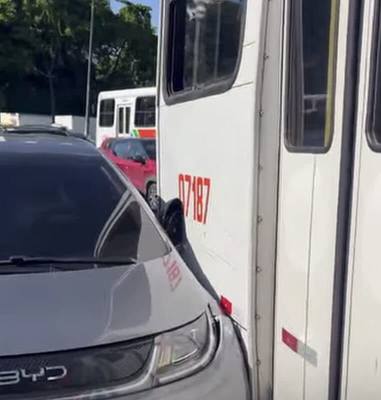 Colisão entre carro e ônibus deixa trânsito lento próximo à UFPB, em João Pessoa