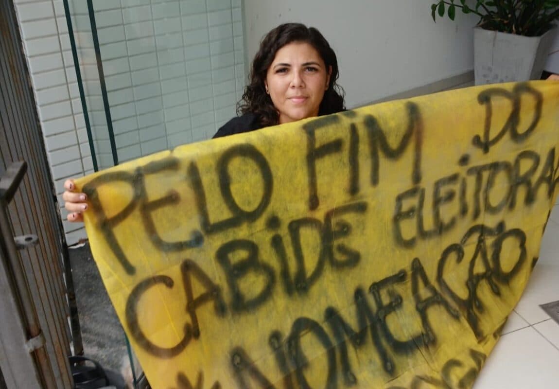 Aprovadas em concurso de Bayeux se acorrentam na Prefeitura em protesto por convocação