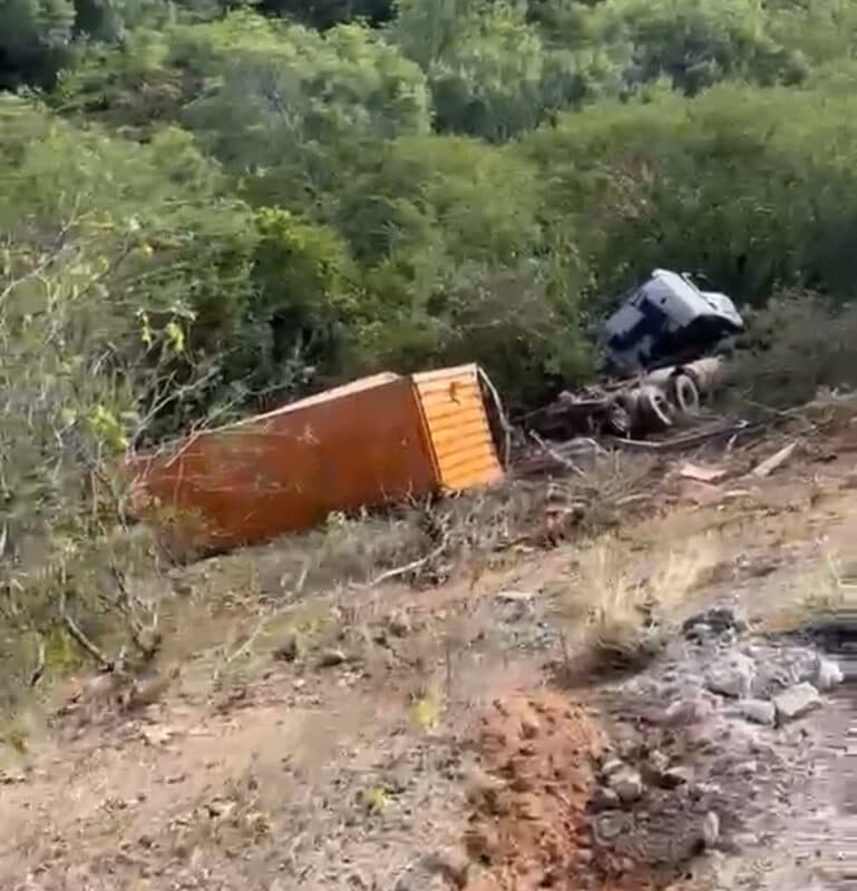 Motorista morre após carreta tombar em ribanceira na BR-230, na Serra de Santa Luzia