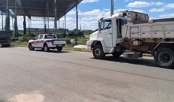Homem é preso e cinco veículos são apreendidos por extração de areia em área de preservação em Passagem