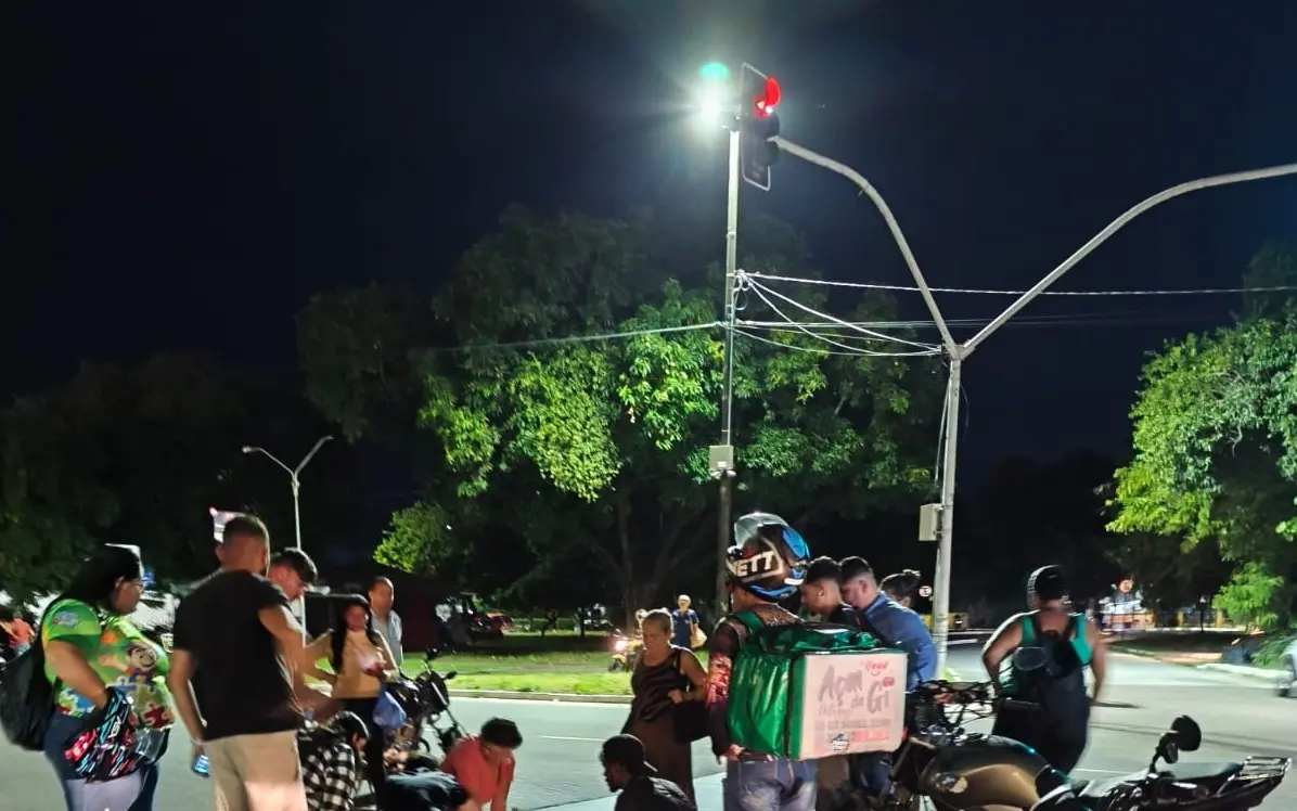 Jovem é internada após acidente entre moto e carro próximo à Praça da Independência, em João Pessoa