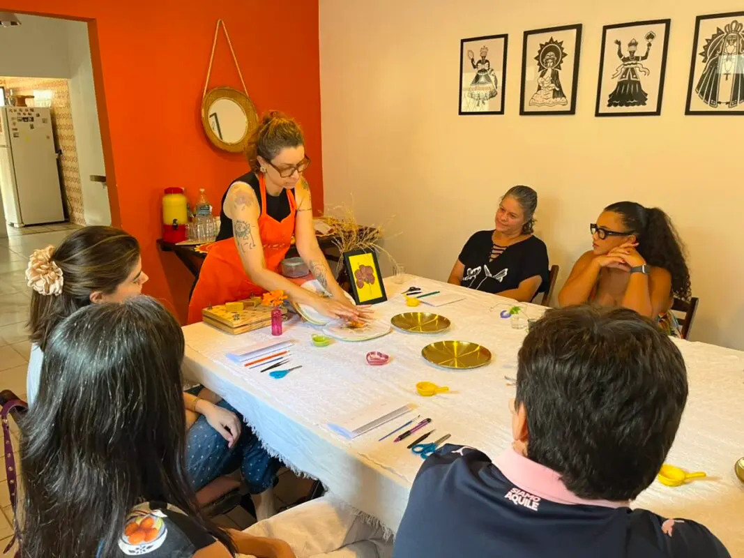 Empreendedora eterniza flores em peças e promove cursos sobre Arte Botânica em João Pessoa