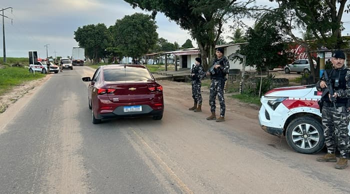 Operação da Polícia Militar prende quatro homens e encerra desmanche de veículos em Conde