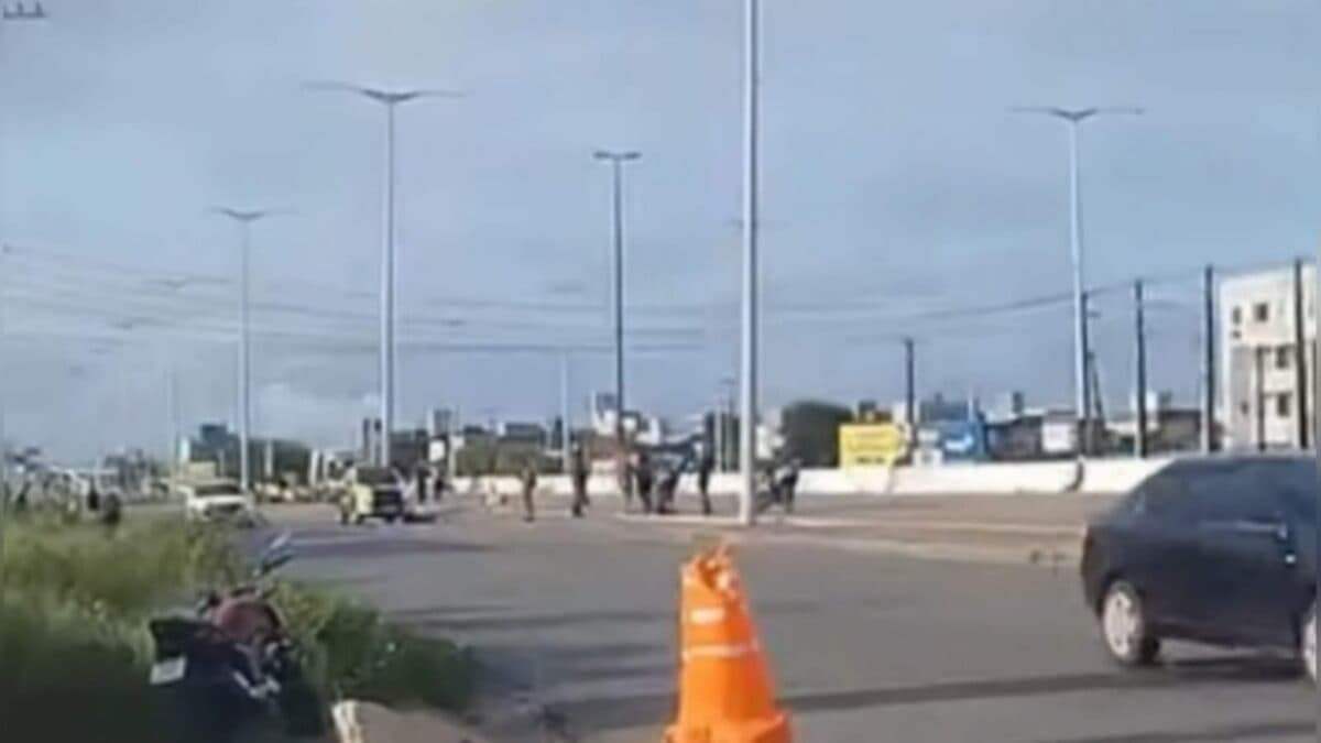 Colisão entre moto e bicicleta deixa idoso e jovem feridos na BR-230, em Cabedelo