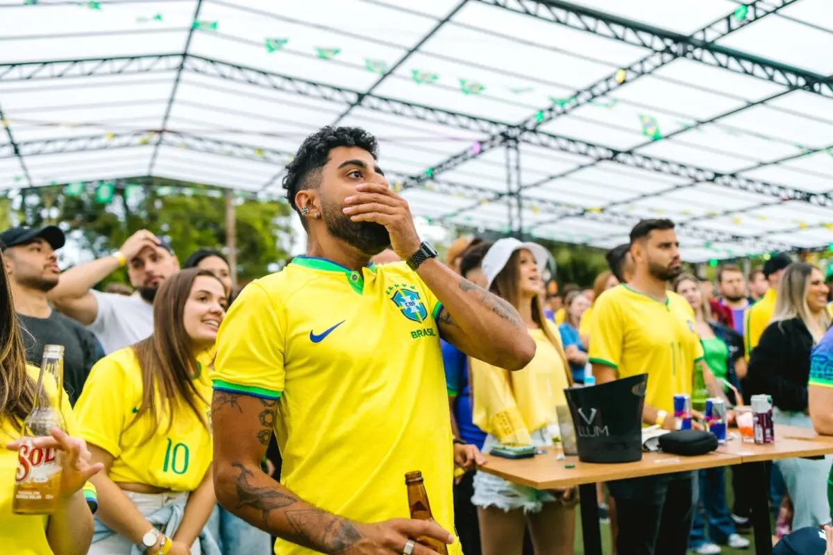 Arenas são montadas em João Pessoa para jogos do Brasil na Copa com direito a shows, drinks grátis e promoções; saiba onde