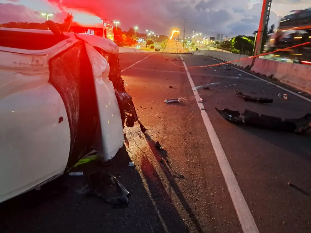 Colisão entre carros deixa um ferido e BR-230 interditada após derrubar poste em João Pessoa