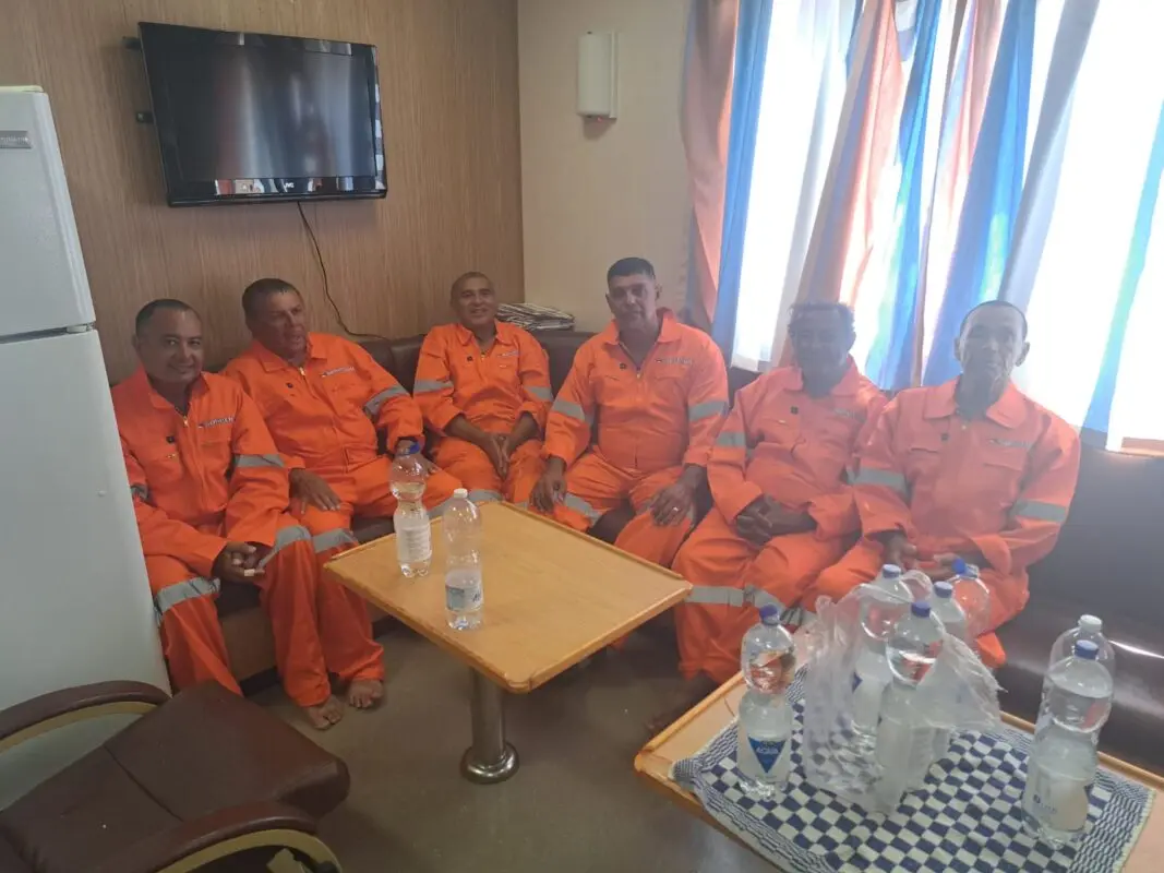 Tripulação é resgatada após embarcação que saiu de Cabedelo naufragar no litoral do RN