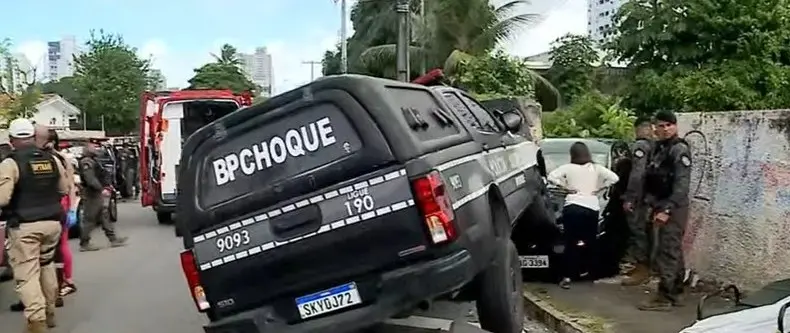 Viatura do Choque bate em carro e derruba muro de residência em João Pessoa