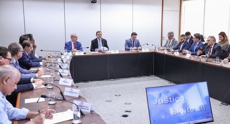 TSE e partidos políticos firmam acordo sobre combate a desinformação, uso responsável de IA e confiança no processo eleitoral nas Eleições 2026