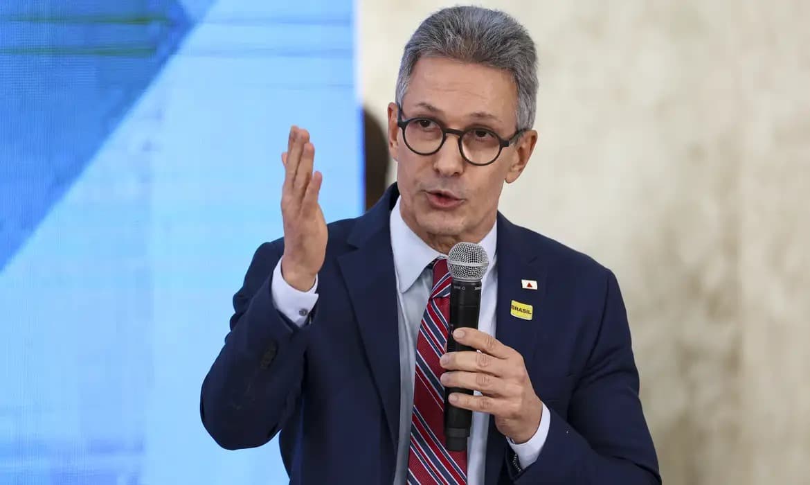 À rádio na Paraíba, Zema diz ter mais restrições a Lula do que Flávio e prega: "direita estará toda unida no 2° turno"