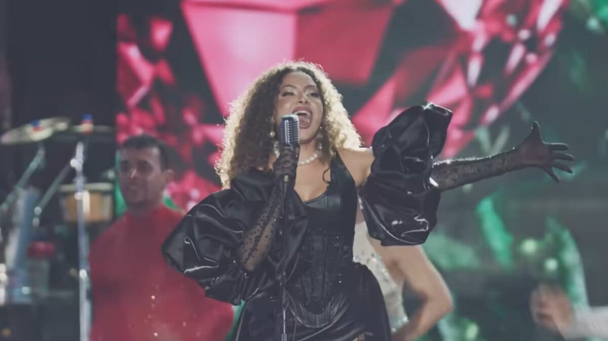 Cantora da Calcinha Preta diz que machucou cotovelo após cair ao ser puxada por homem: "estava visivelmente alterado"