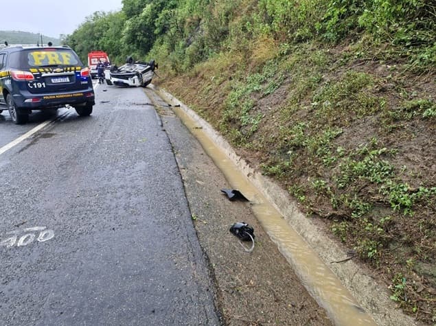 Condutor perde controle do veículo e capota na BR-230 em Riachão do Bacamarte