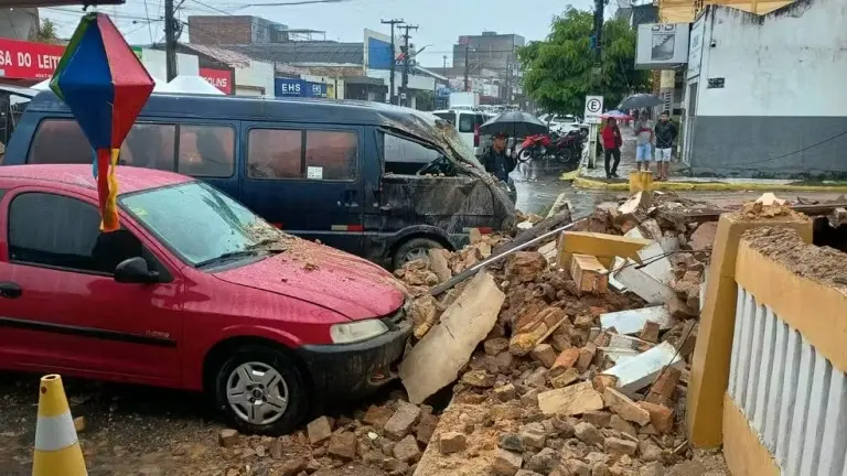 Casa desaba, atinge veículos e deixa feridos após chuvas em Esperança