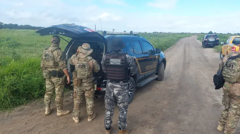Polícia Federal realiza operação para reintegração de posse em área invadida do Aeroporto Castro Pinto