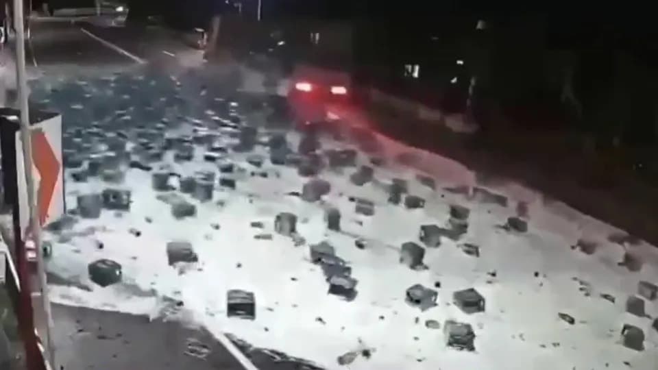 Acidente com carreta derruba carga com 2.000 garrafas de cerveja em rodovia nas Filipinas