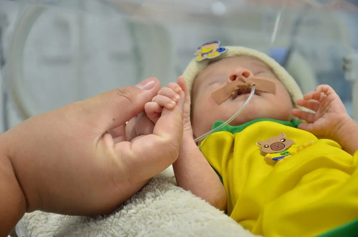 Recém-nascidos entram no clima da Copa do Mundo com roupas nas cores do Brasil em maternidade de Campina Grande