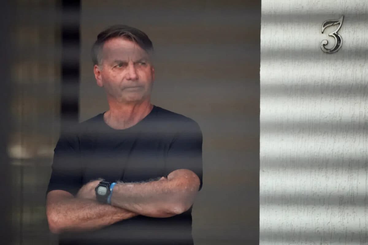 Polícia Federal realiza buscas por armas e munições na casa de Jair Bolsonaro