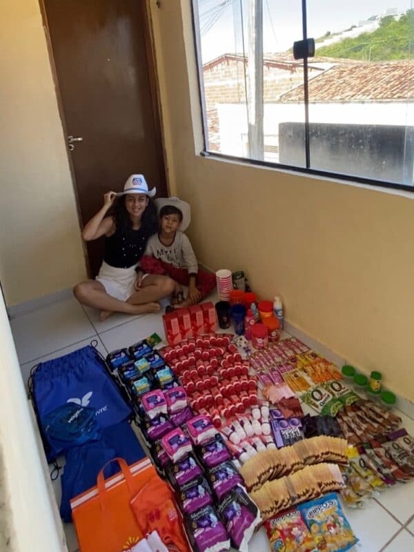 Mulher viraliza ao mostrar 'feira' de brindes conquistados no Maior São João do Mundo, em Campina Grande