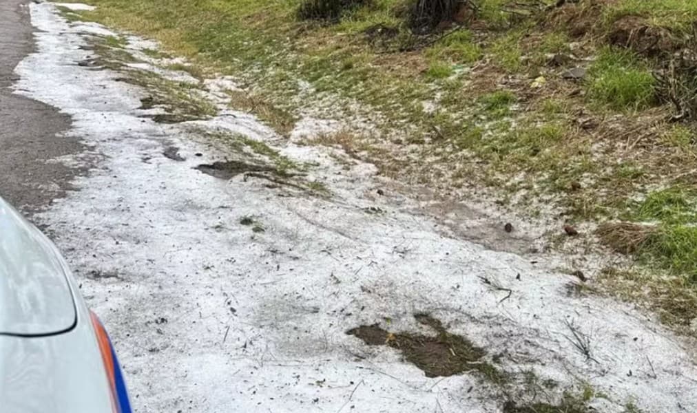 Granizo e vento destelham mais de 100 casas e deixam 400 desalojados no RS