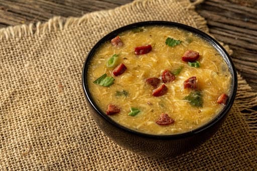 Frio impulsiona buscas por comidas quentes em 319%; veja as sopas e caldos mais pesquisados