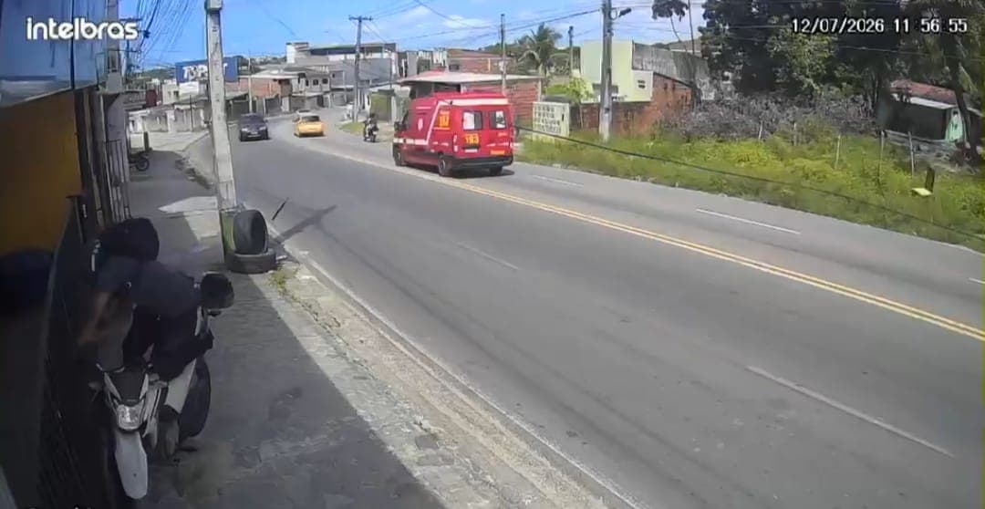 Motociclista perde controle do veículo e bate em grade e muro na Ladeira do Cuiá, em João Pessoa