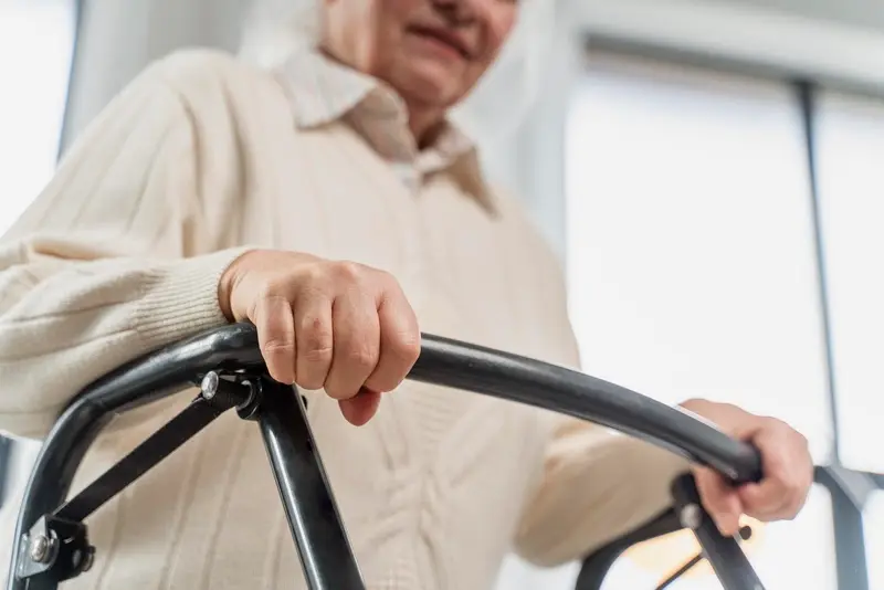 Cerca de 40% dos idosos acima de 80 anos sofrem quedas anualmente, segundo o Ministério da Saúde