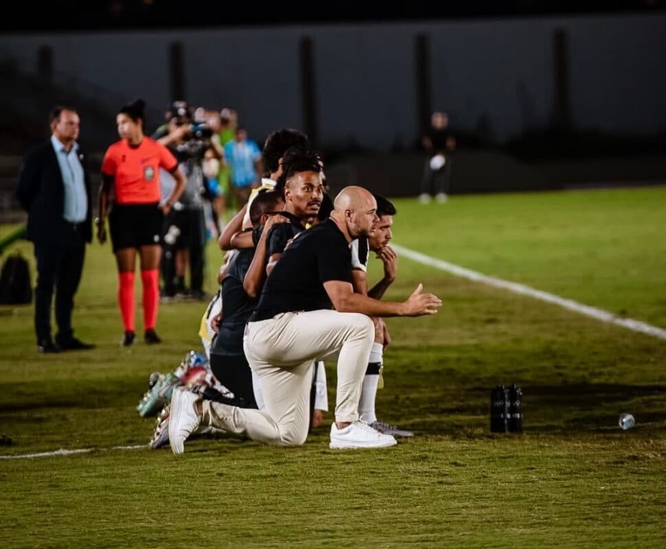 Técnico do Treze se emociona e passa mal em campo após classificação às oitavas na Série D