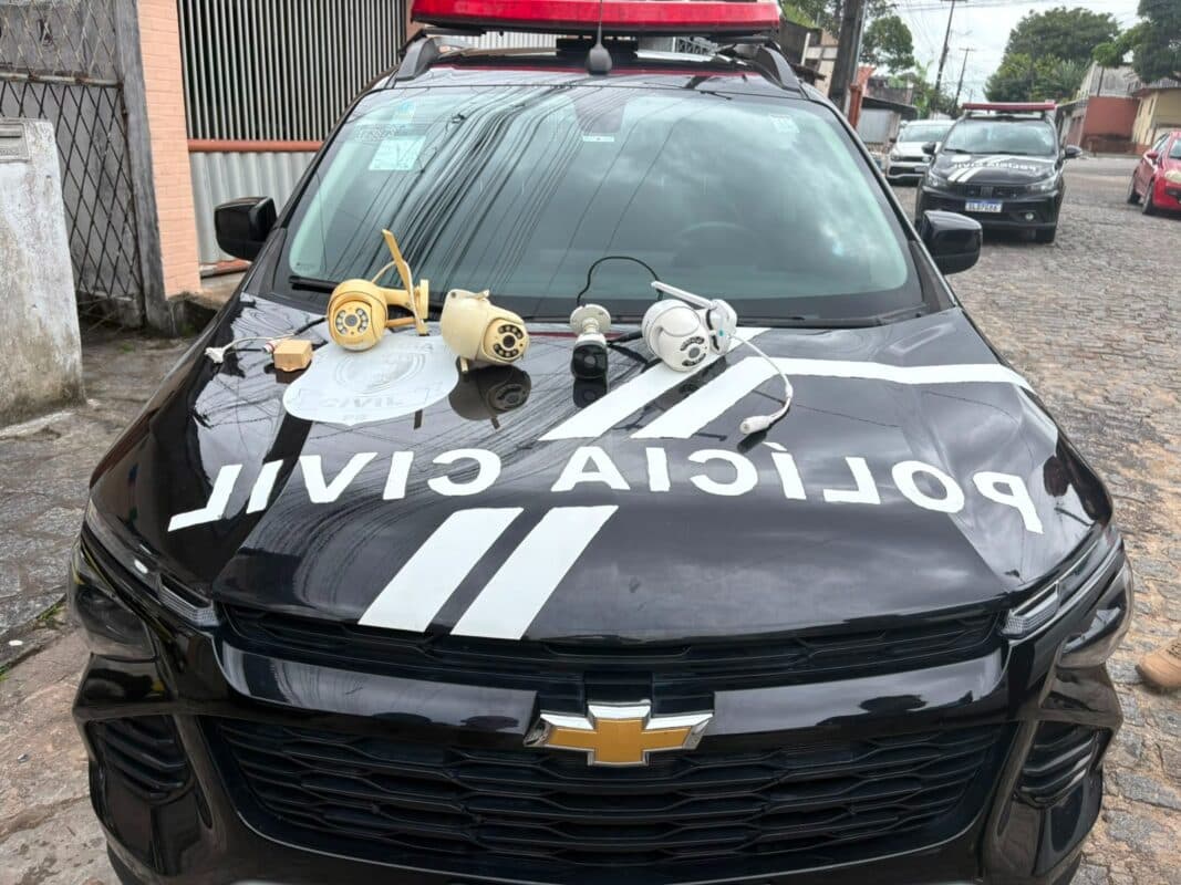 Ação da Polícia Civil retira câmeras de segurança instaladas pelo crime organizado no bairro das Trincheiras